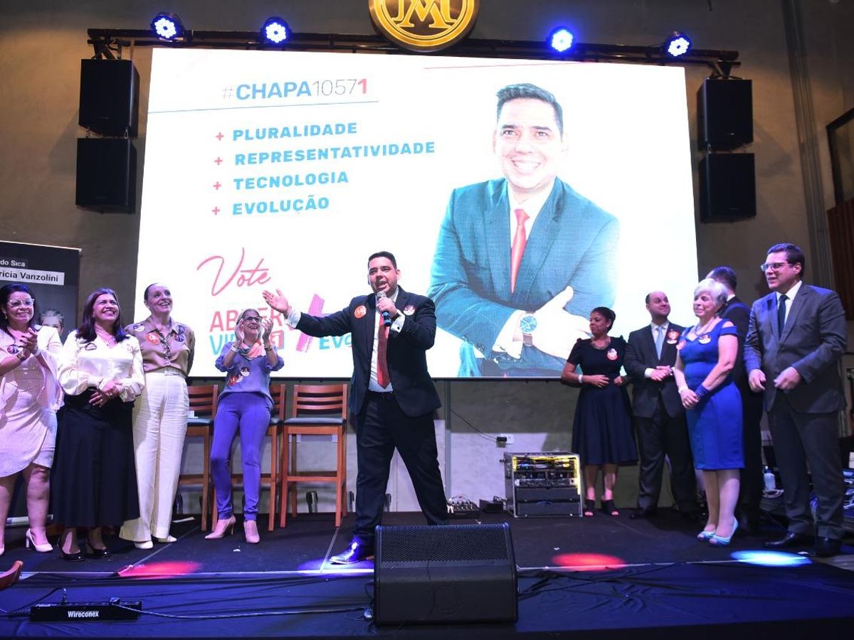 Abner Vidal (centro) conquistou nesta quinta-feira (21) a reeleição para presidir a OAB Guarulhos por mais um triênio