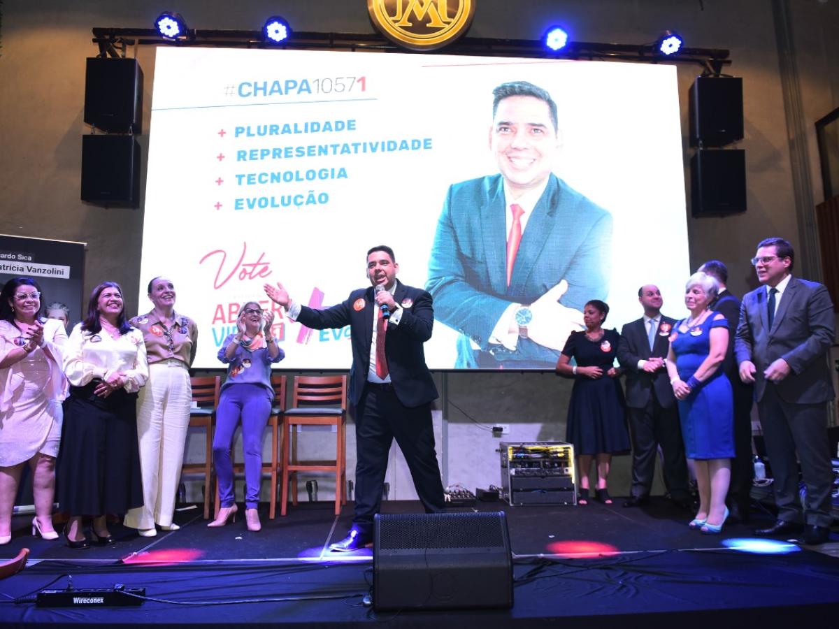 Abner Vidal (centro) conquistou nesta quinta-feira (21) a reeleição para presidir a OAB Guarulhos por mais um triênio