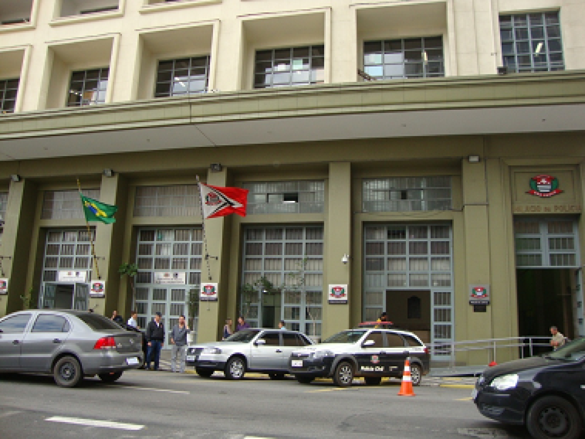 Policiais do DHPP prenderam tenente da Rota, em Osasco (SP), suspeito de participar do assassinato de delator do PCC