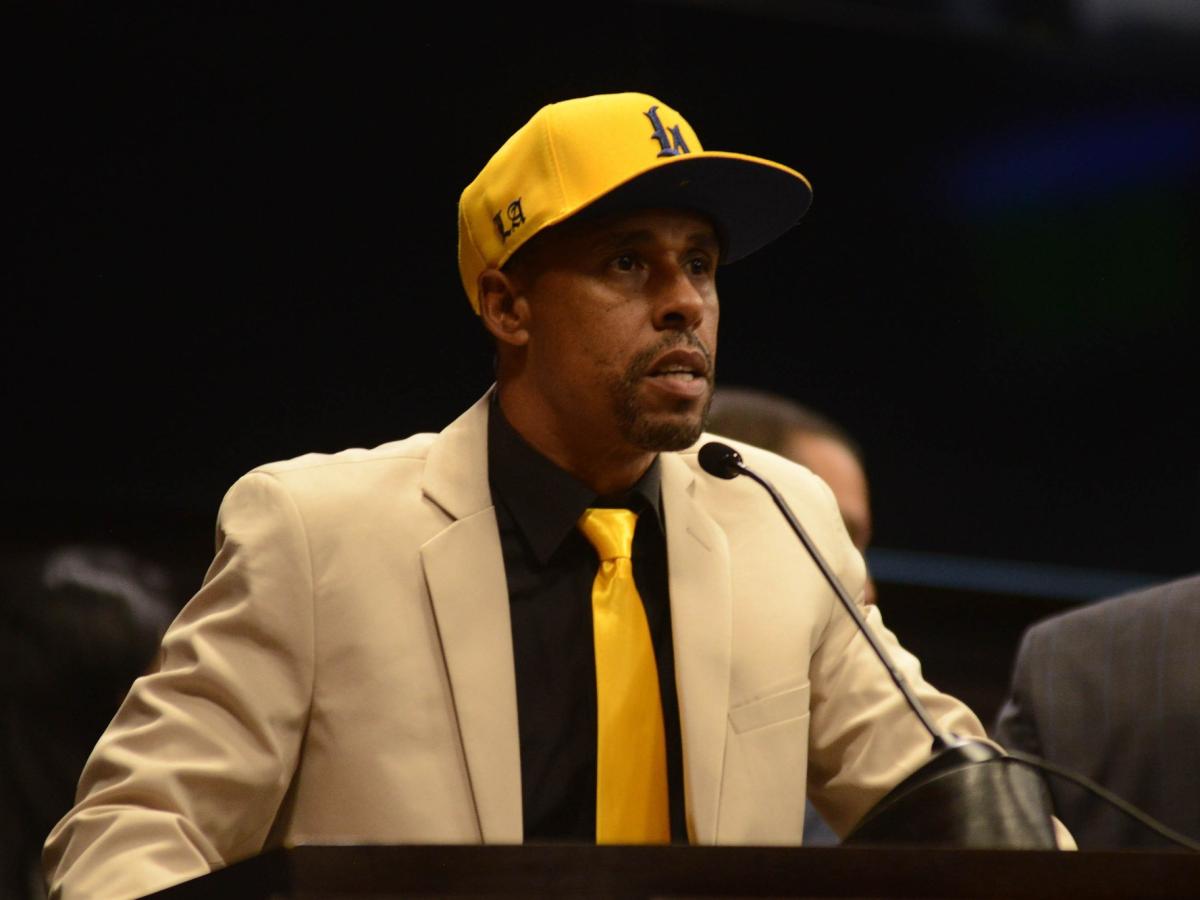 Vereador Biriba durante discurso no plenário da Câmara Municipal de Guarulhos.