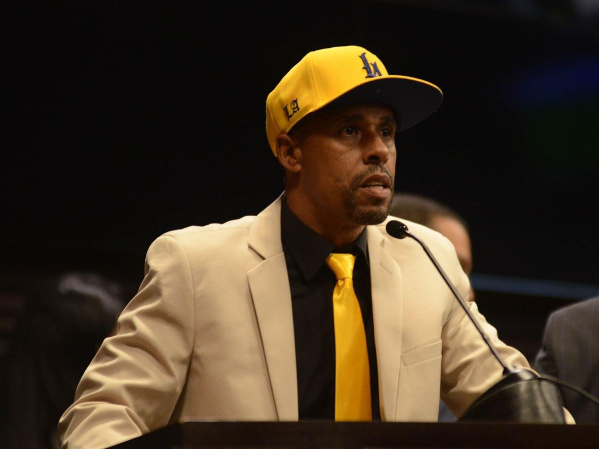 Vereador Biriba durante discurso no plenário da Câmara Municipal de Guarulhos.
