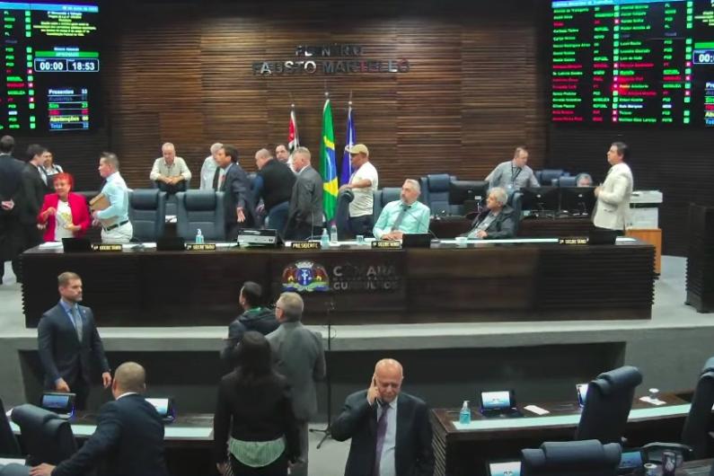 Câmara Municipal aprova reajuste salarial de 2% para servidores; projeto segue para sanção do prefeito, A Câmara Municipal de Guarulhos aprovou nesta quinta-feira (8), durante a 19ª Sessão Plenária, o Projeto de Lei nº 178/2025, que trata da revisão geral da remuneração dos servidores públicos municipais. O texto estabelece um reajuste de 2% nos salários do funcionalismo.
