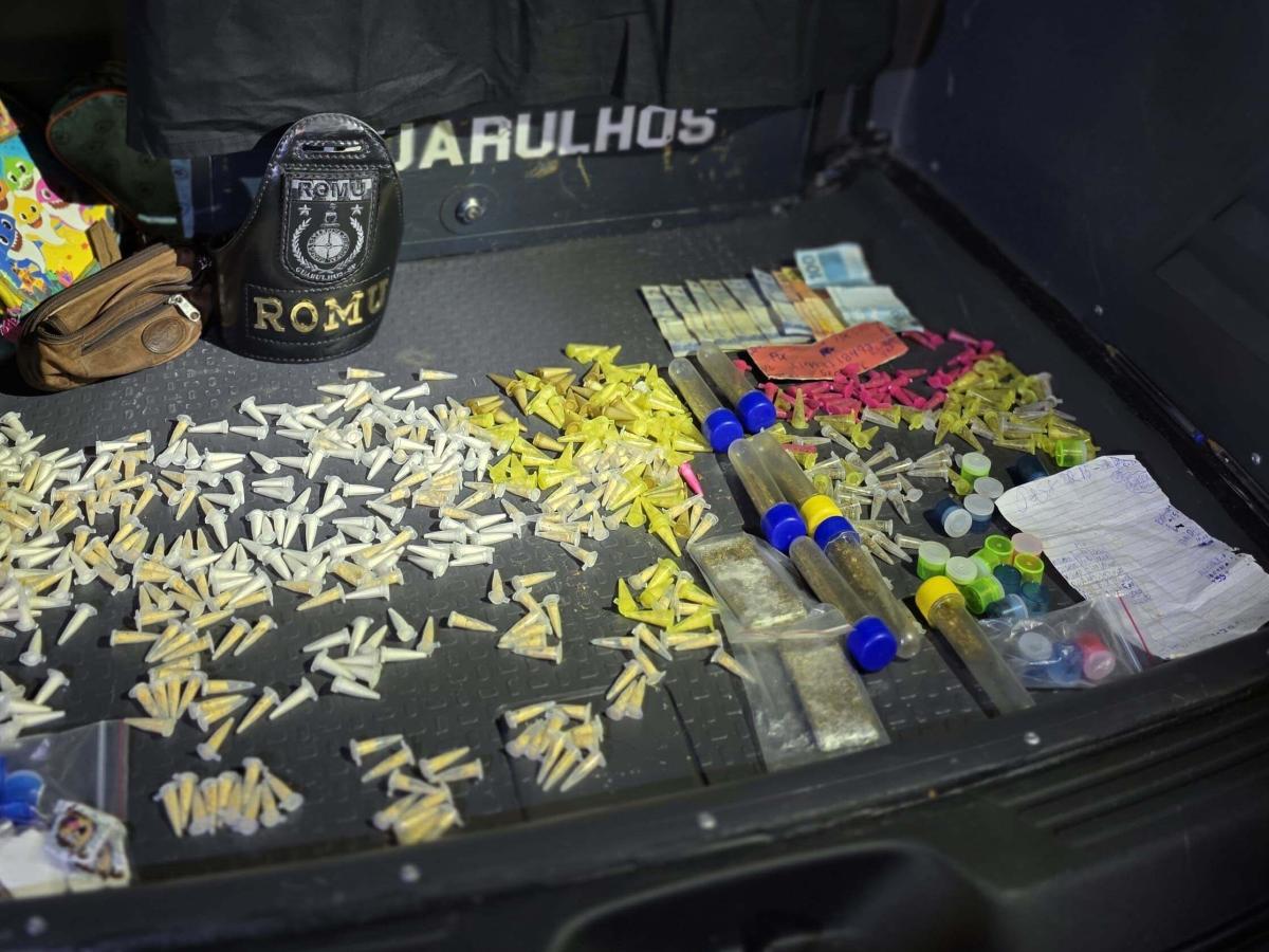 Apreensão de 545 porçoes de coaína e 152 de maconha mais R$ 142,00 em dinheiro vivo.