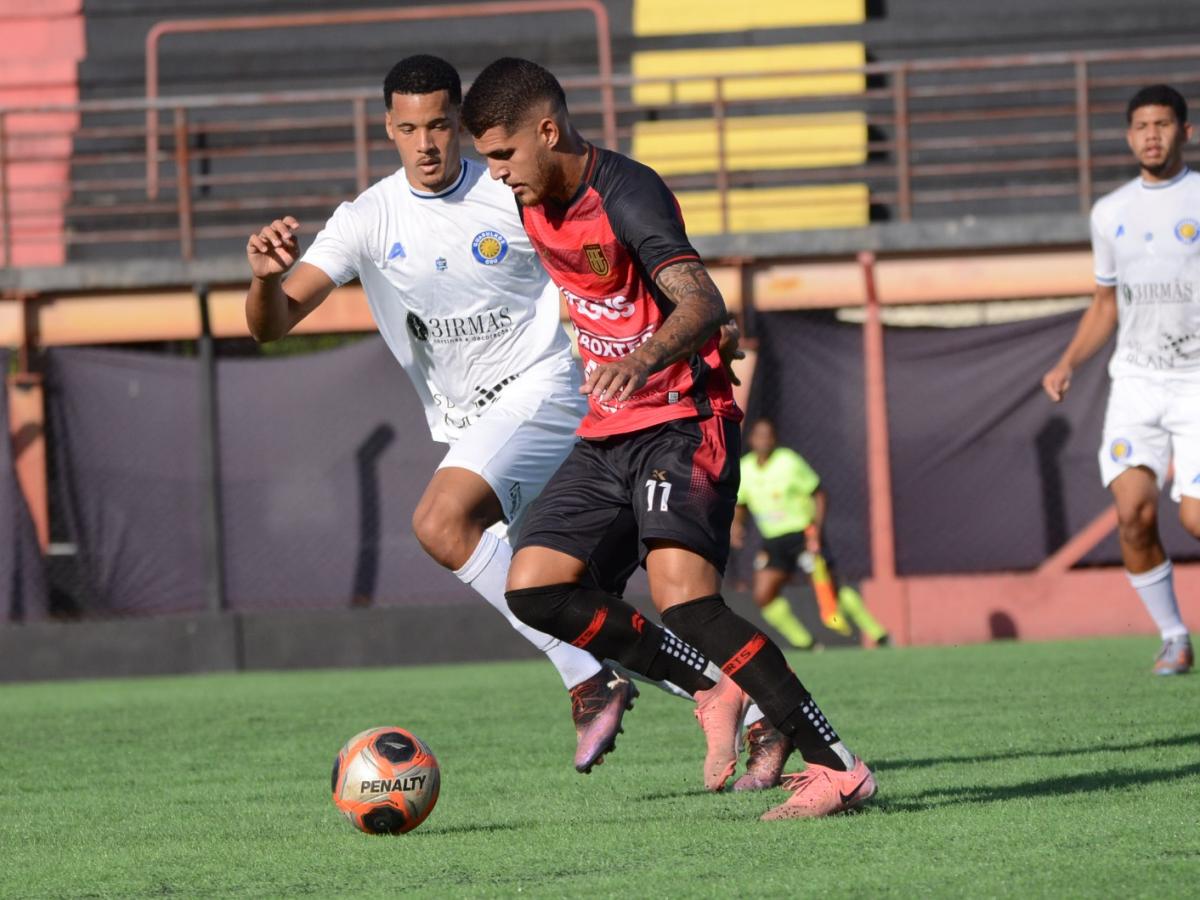 Guilherme Farias, atacante do Flamengo-SP, em ação durante o clássico contra o AD Guarulhos pelo Paulista Sub-23.