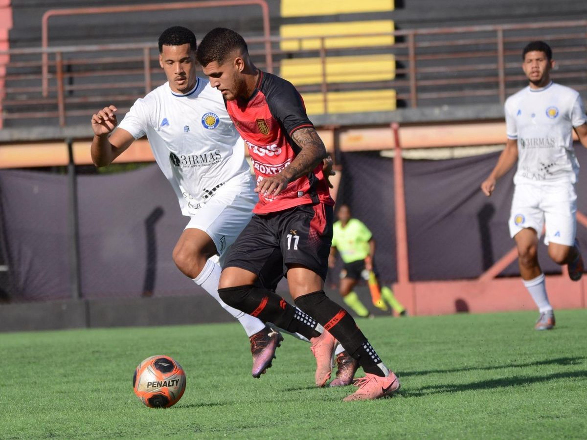 Guilherme Farias, atacante do Flamengo-SP, em ação durante o clássico contra o AD Guarulhos pelo Paulista Sub-23.