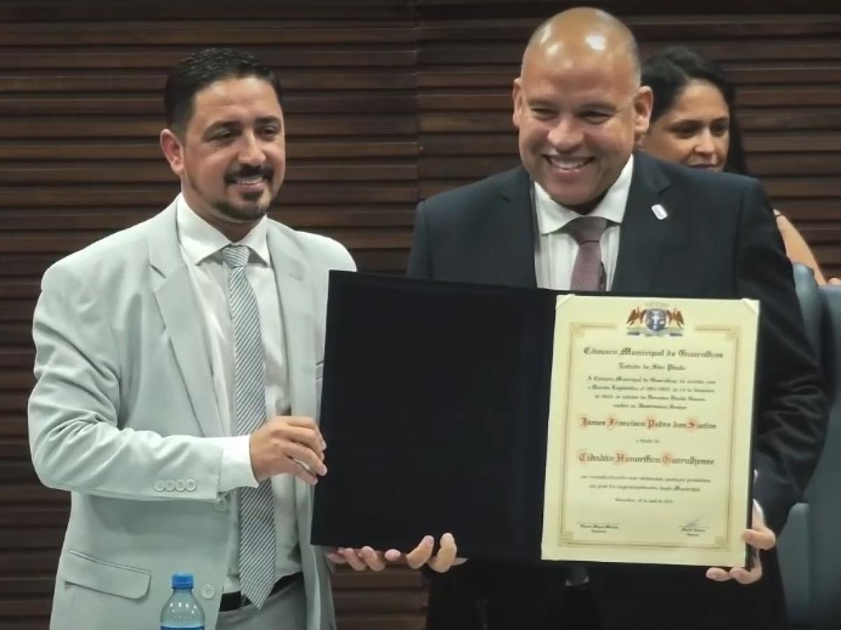 Enfermeiro James recebe o título de cidadão guarulhense durante cerimônia na Câmara Municipal de Guarulhos – 21 de maio de 2025. Na foto, recebe a homenagem das mãos do vereador Danilo Gomes (Republicanos).