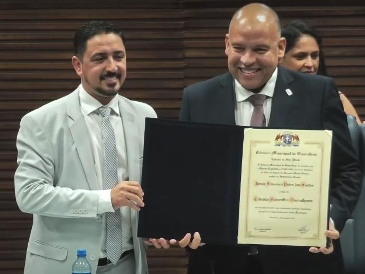 Enfermeiro James recebe o título de cidadão guarulhense durante cerimônia na Câmara Municipal de Guarulhos – 21 de maio de 2025. Na foto, recebe a homenagem das mãos do vereador Danilo Gomes (Republicanos).