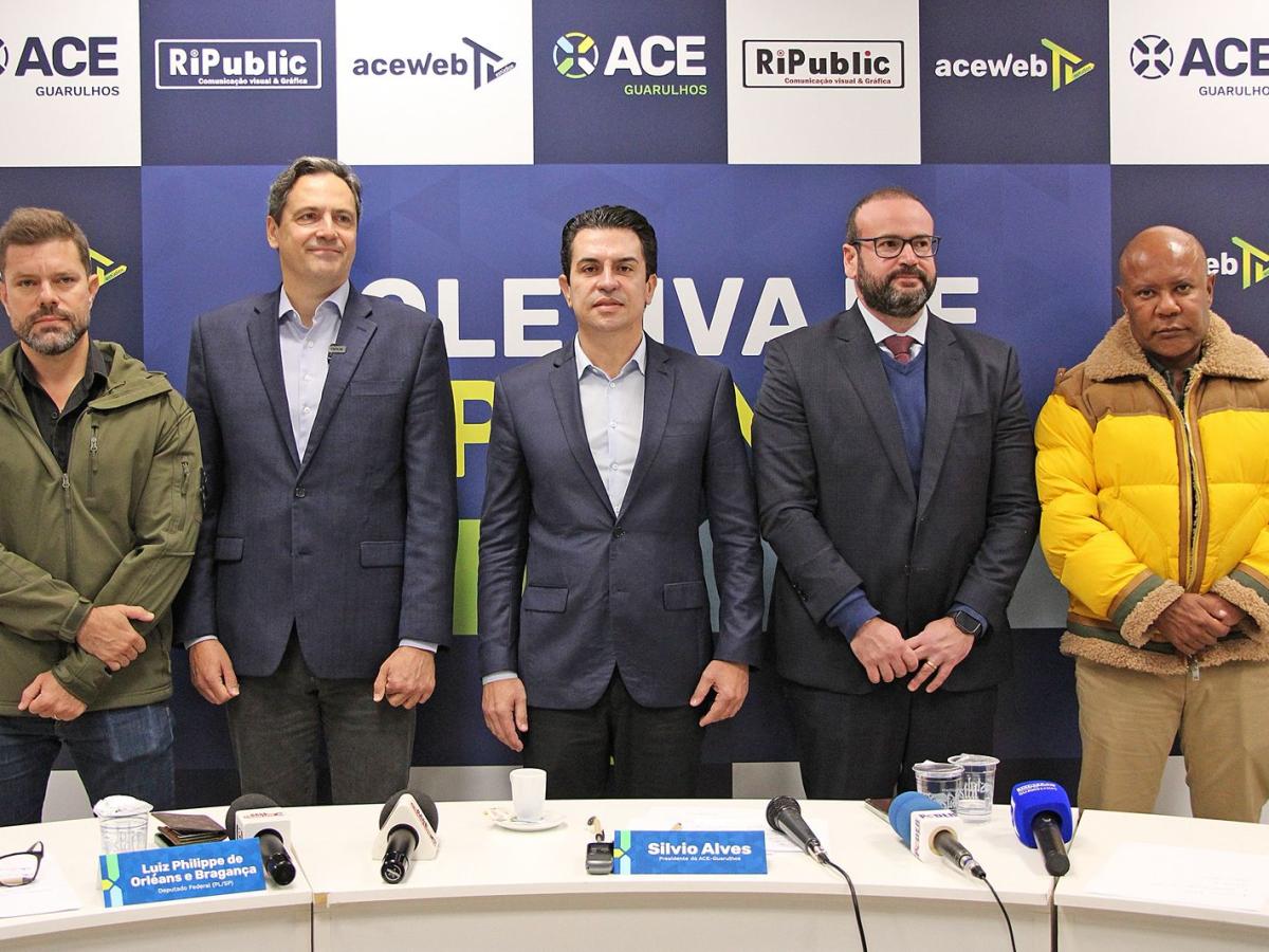 Dep. federal Luiz Philippe de Orléans e Bragança, Silvio Alves e Alonso Alvares durante coletiva na ACE-Guarulhos.