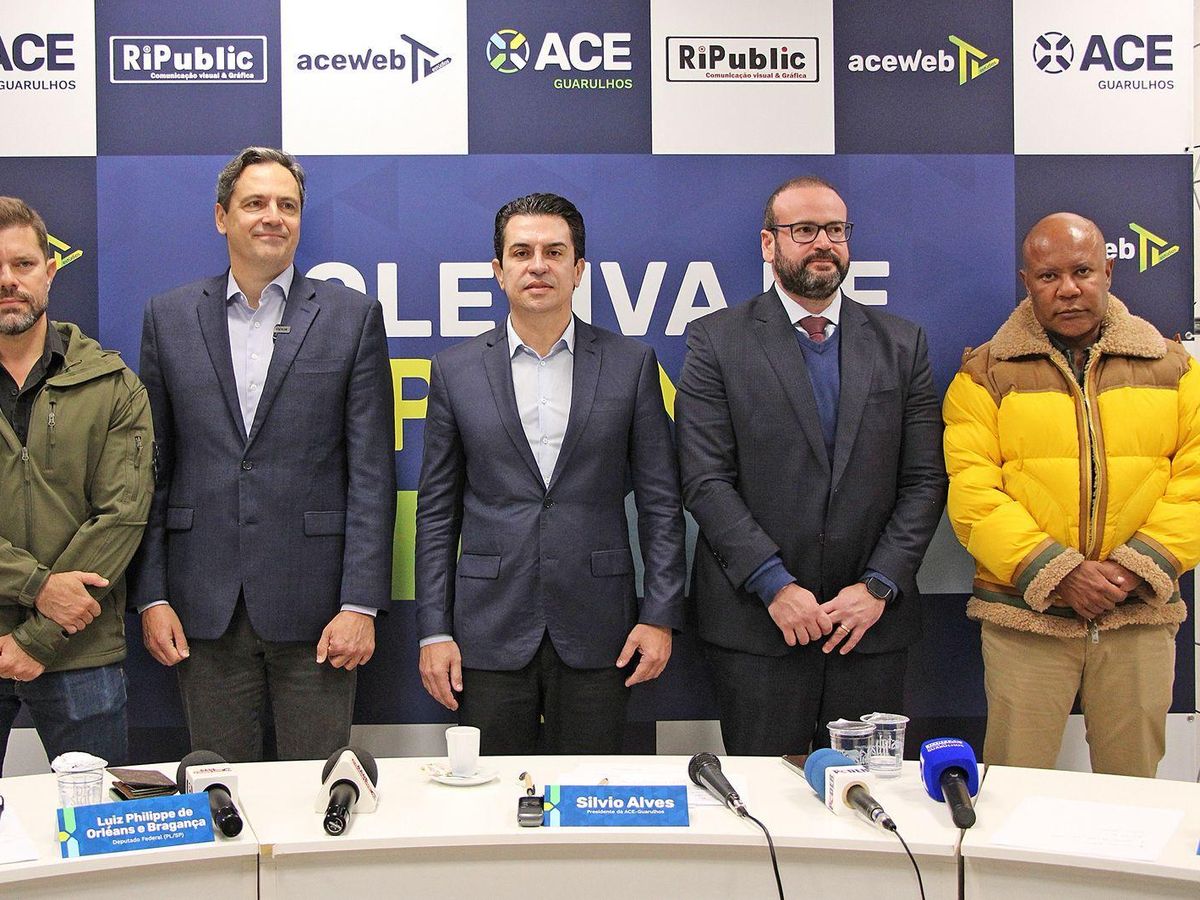 Dep. federal Luiz Philippe de Orléans e Bragança, Silvio Alves e Alonso Alvares durante coletiva na ACE-Guarulhos.