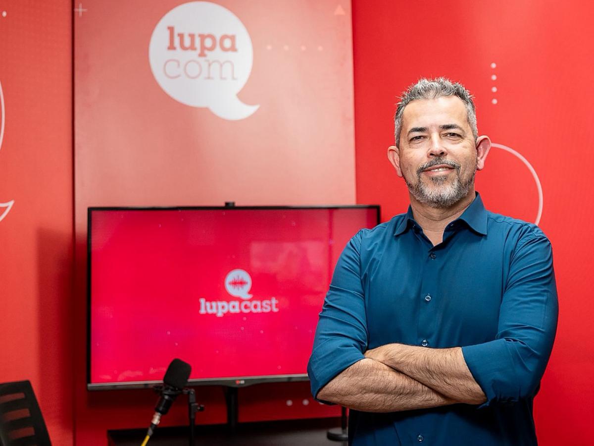 Paulo Manso, sócio-fundador da Lupacom, no estúdio onde são gravados os episódios do podcast.