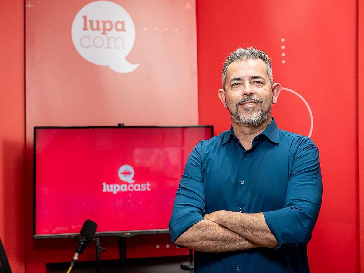 Paulo Manso, sócio-fundador da Lupacom, no estúdio onde são gravados os episódios do podcast.