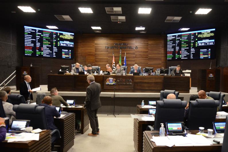 Oposição vencerá no cansaço? Sessão na Câmara já dura mais de 9 horas e pode atravessar a madrugada, Desde às 14h, vereadores discutem pacote de leis enviado pelo prefeito Lucas Sanches. Oposição impõe ritmo lento e pressiona base do governo com longos discursos e pedidos de esclarecimentos.