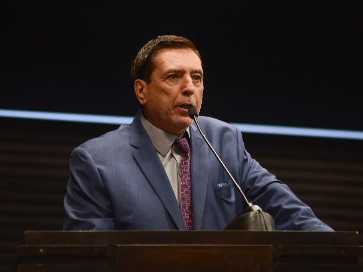Fausto Miguel Martello em discurso no plenário