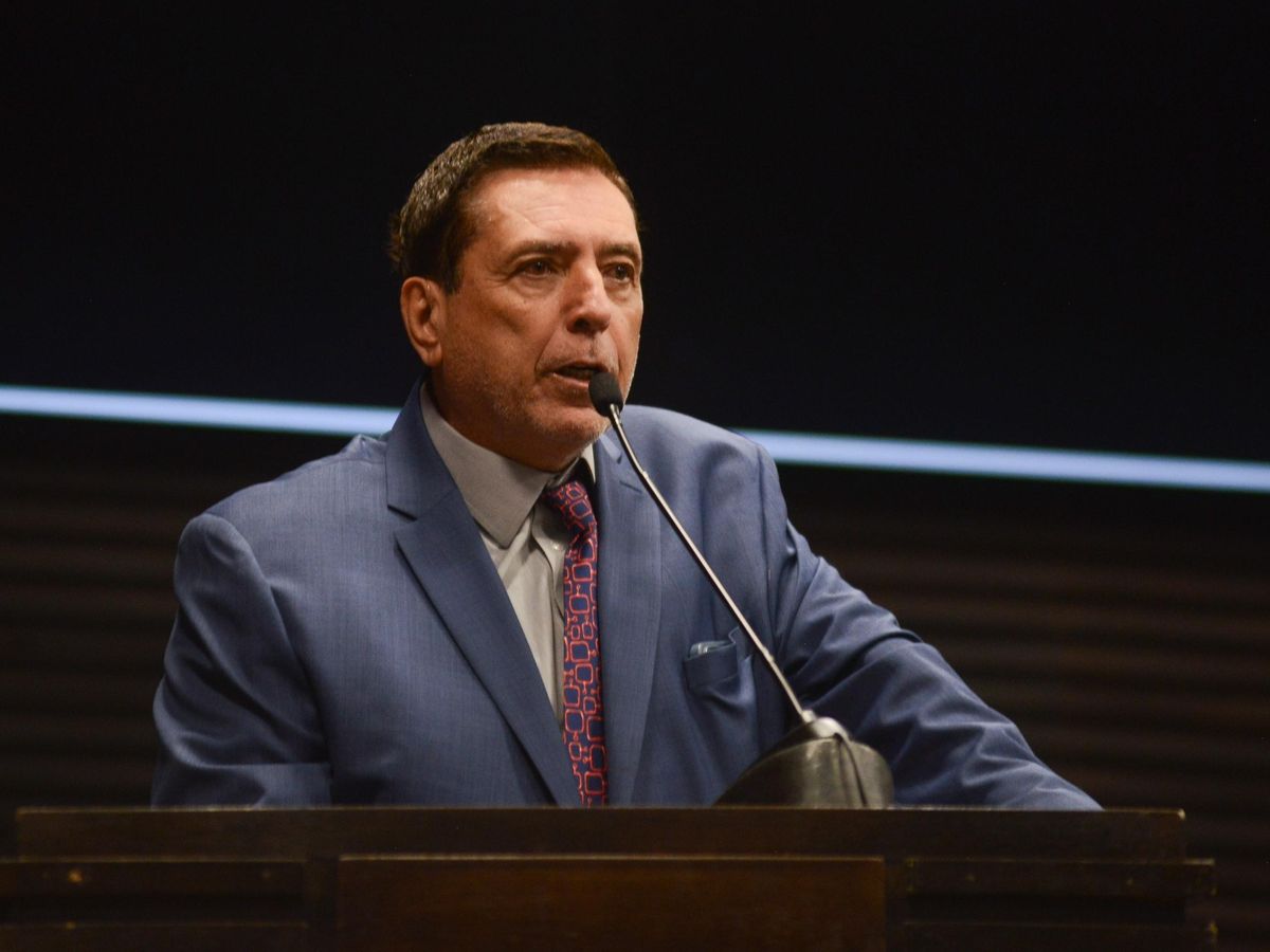 Fausto Miguel Martello em discurso no plenário
