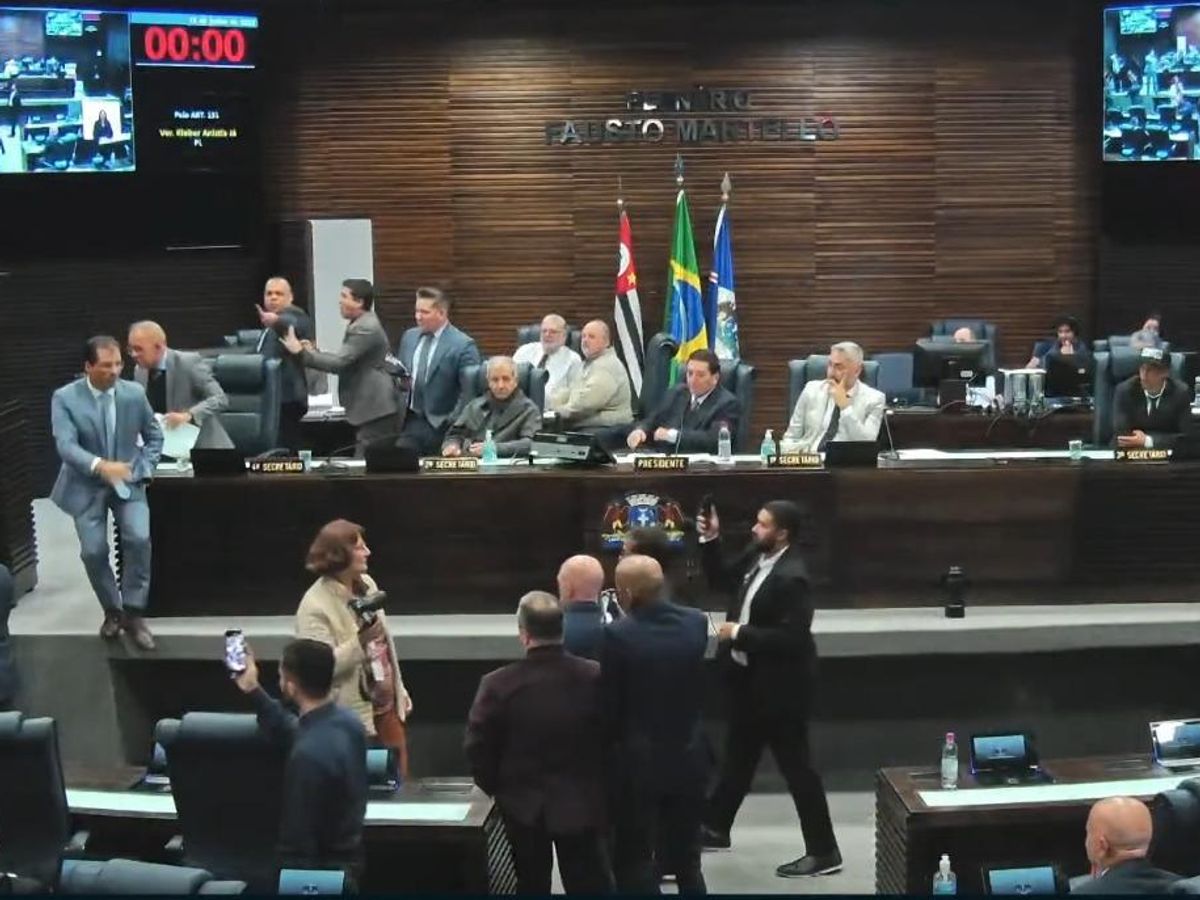 Discussão durante a 34ª Sessão Ordinária da Câmara Municipal