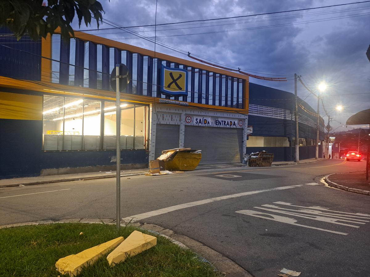 Fachada da nova unidade do Supermercado X no Cocaia, em fase final de obras