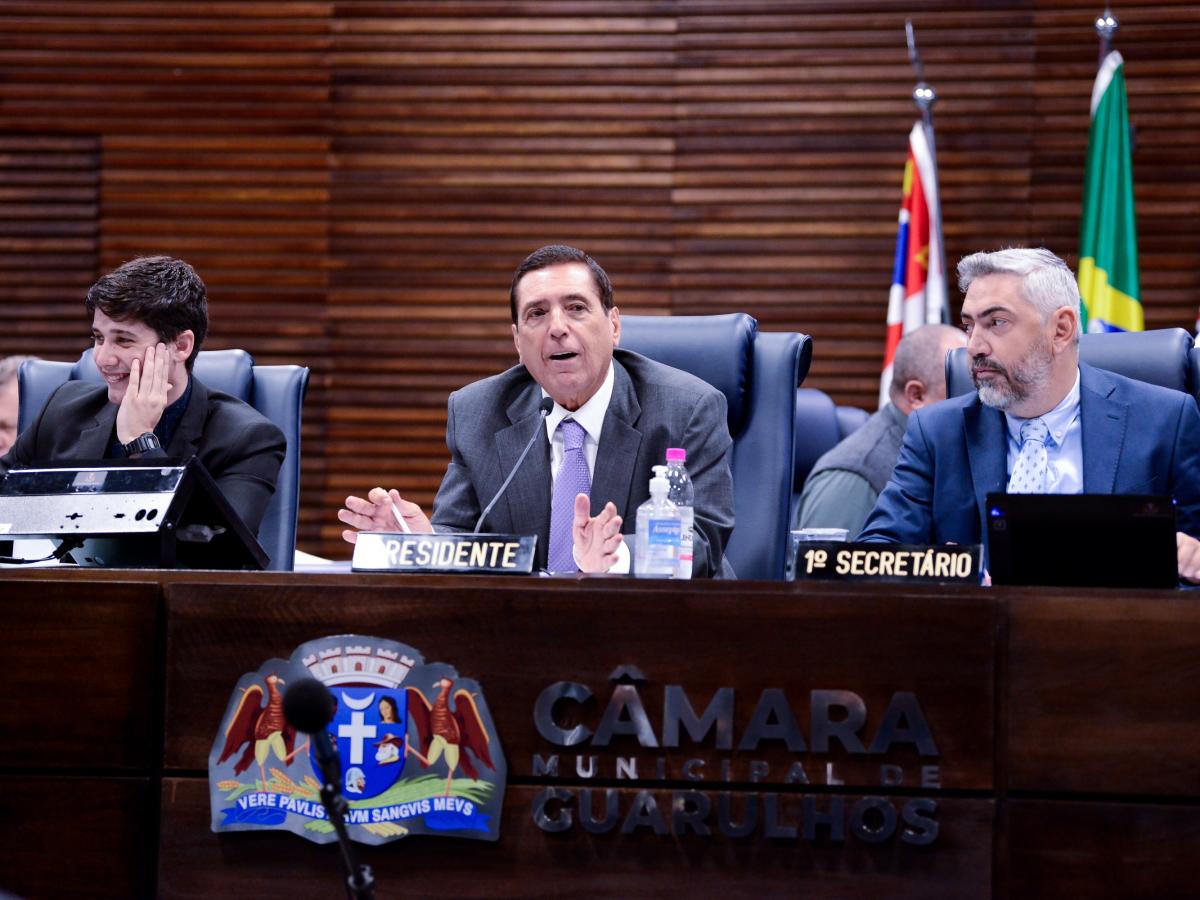 O vereador Cleber Ribeiro, o presidente da Câmara Martelo e o vereador Seminaldo durante sessão na Câmara Municipal de Guarulhos.