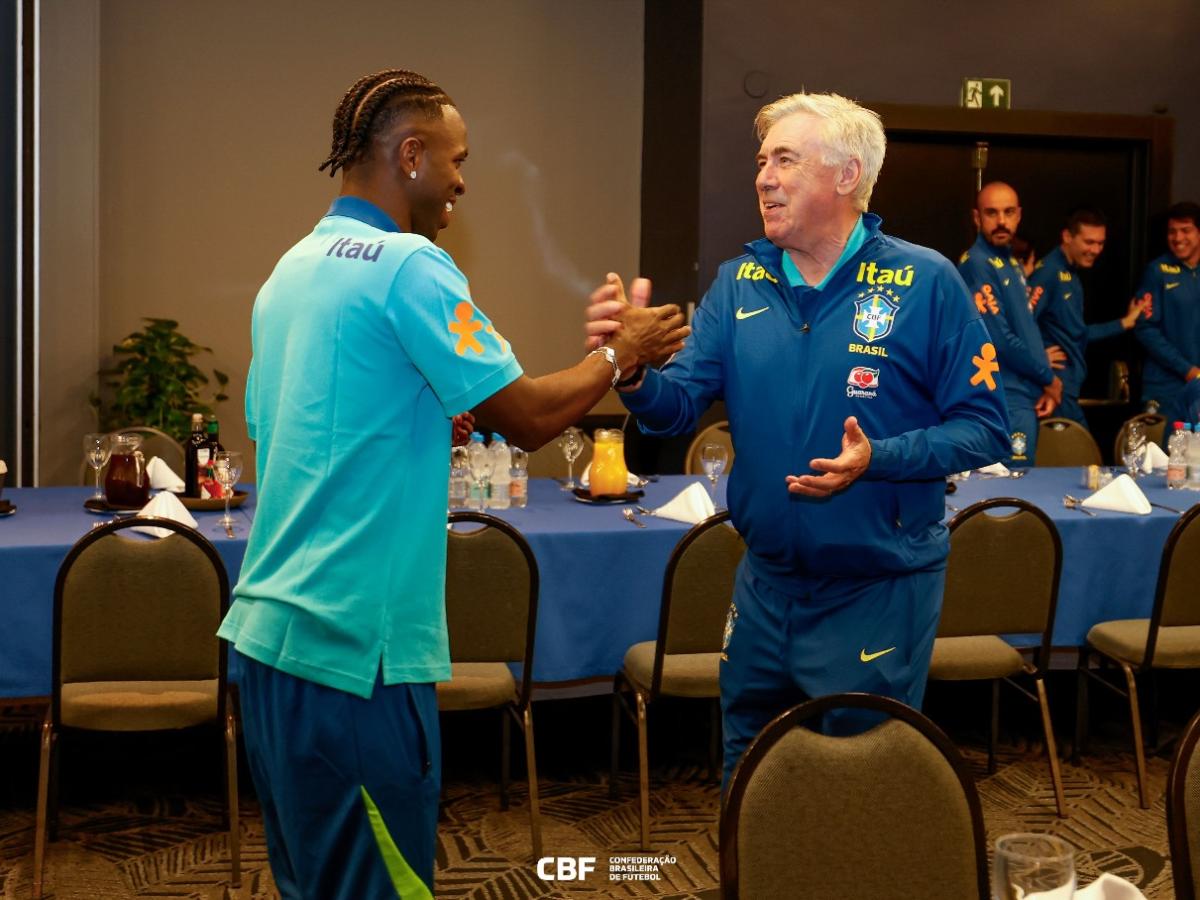 Carlo Ancelotti recebe o atacante Vinícius Júnior, com quem trabalhou no espanhol Real Madrid