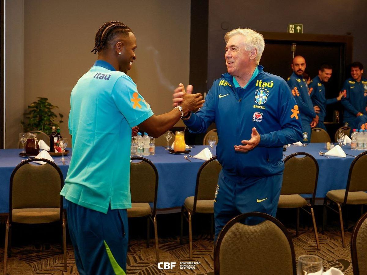 Carlo Ancelotti recebe o atacante Vinícius Júnior, com quem trabalhou no espanhol Real Madrid