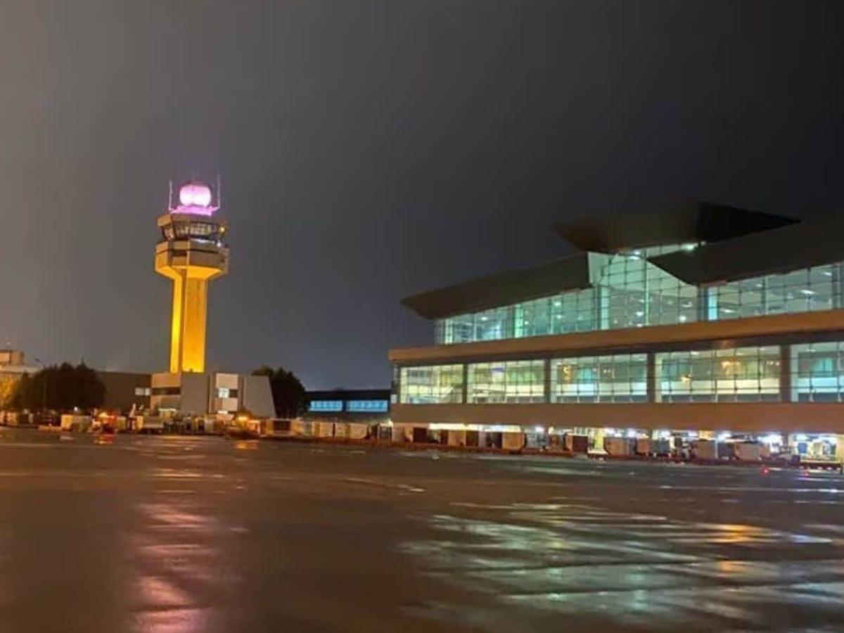 O Aeroporto Internacional de São Paulo/Guarulhos – Governador André Franco Montoro é o maior aeroporto do Brasil, da América do Sul e um dos maiores do mundo