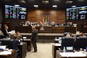 Oposição vencerá no cansaço? Sessão na Câmara já dura mais de 9 horas e pode atravessar a madrugada