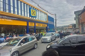 Nova unidade do X Supermercados atrai multidão no Cocaia e movimenta o comércio local