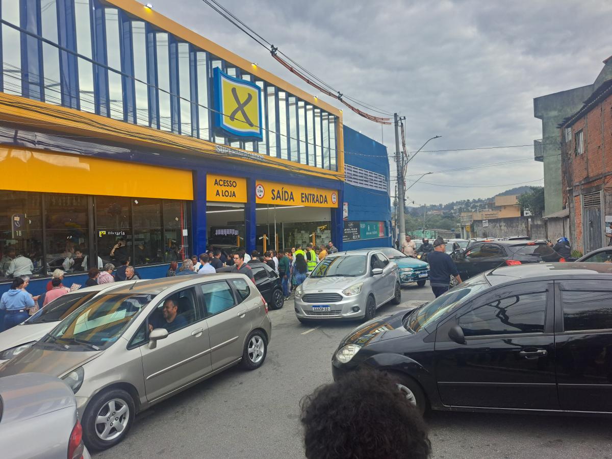 Nova unidade do X Supermercados atrai multidão no Cocaia e movimenta o comércio local