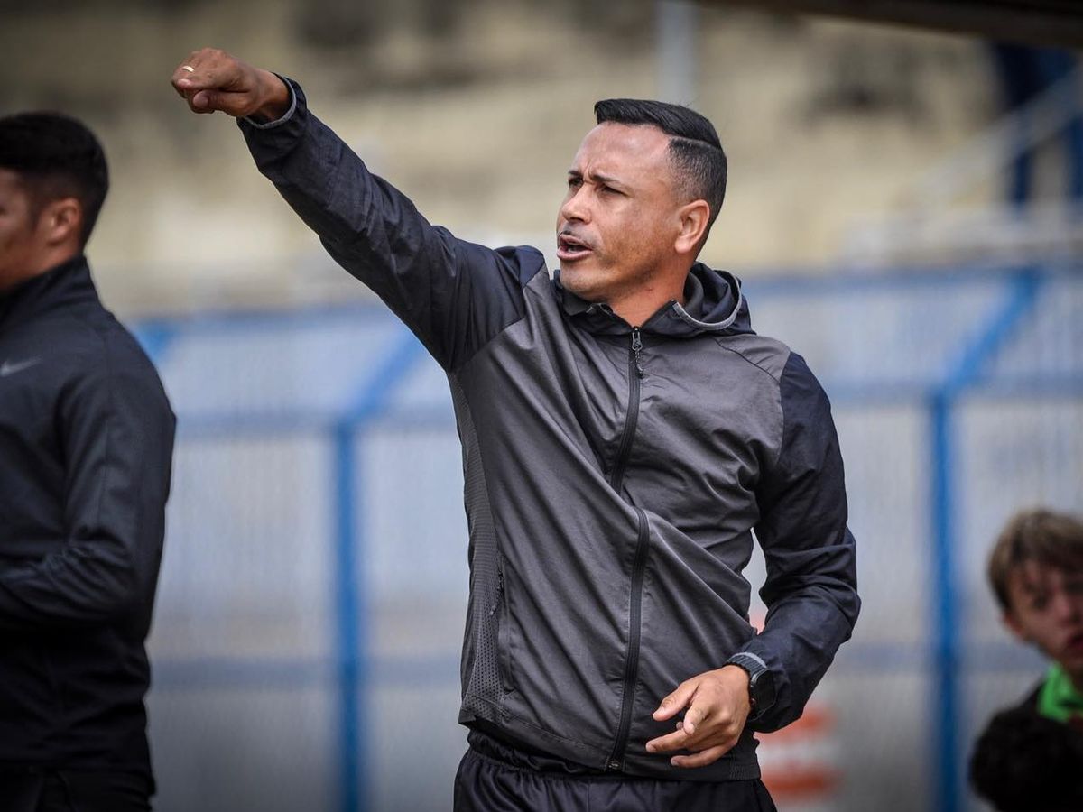 O técnico Wallison Bernardo, novo comandante do Sub-20 do Flamengo de Guarulhos, em registro compartilhado em rede social durante a campanha do Paulista Sub-17.
