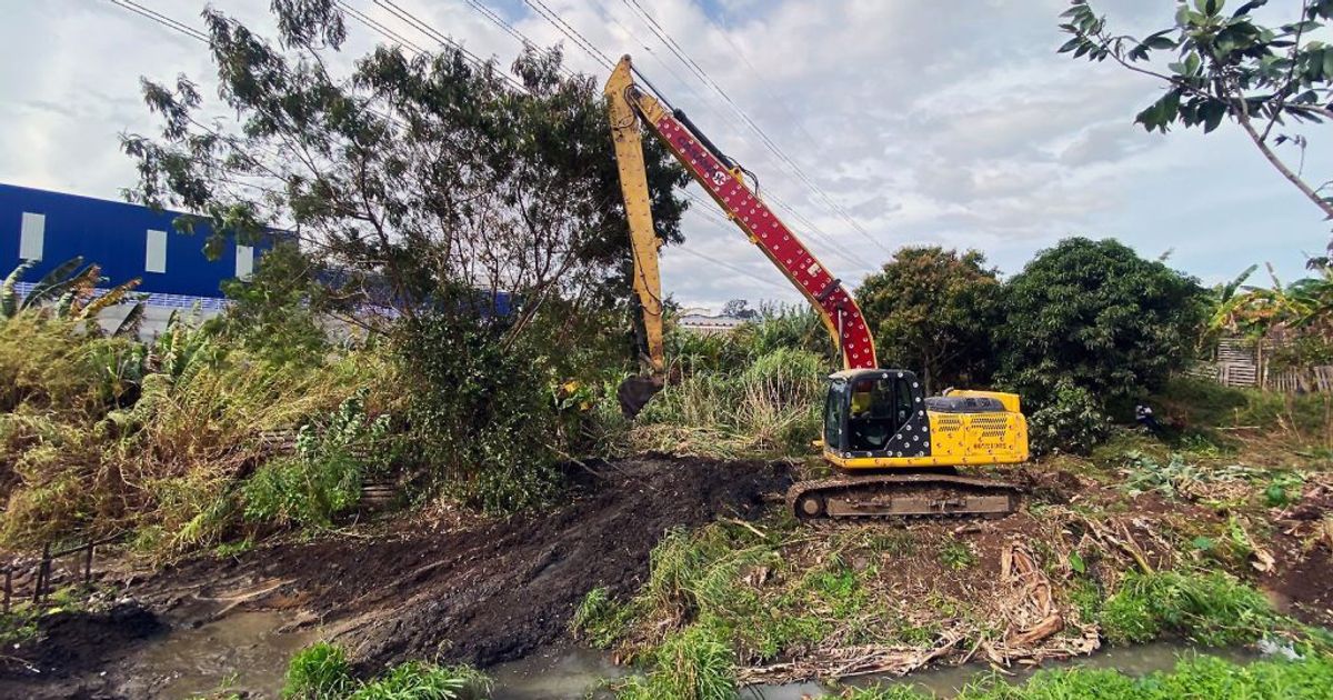 Prefeitura conclui desassoreamento de córrego no Jardim Ottawa após mais de dez anos de negligência