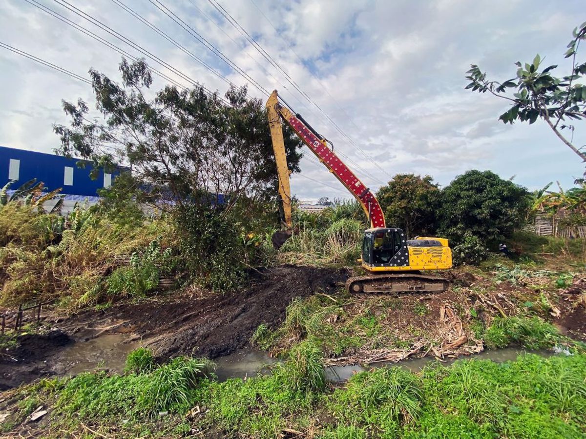 Prefeitura conclui desassoreamento de córrego no Jardim Ottawa após mais de dez anos de negligência