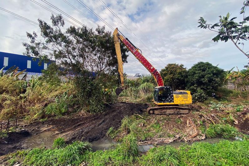 Prefeitura conclui desassoreamento de córrego no Jardim Ottawa após mais de dez anos de negligência