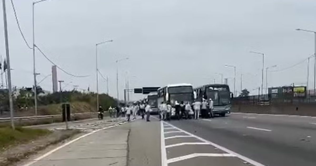 Torcedores do Palmeiras enfrentam emboscada na Dutra, em Guarulhos