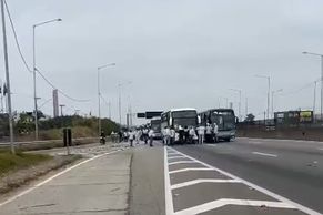 Torcedores do Palmeiras enfrentam emboscada na Dutra, em Guarulhos