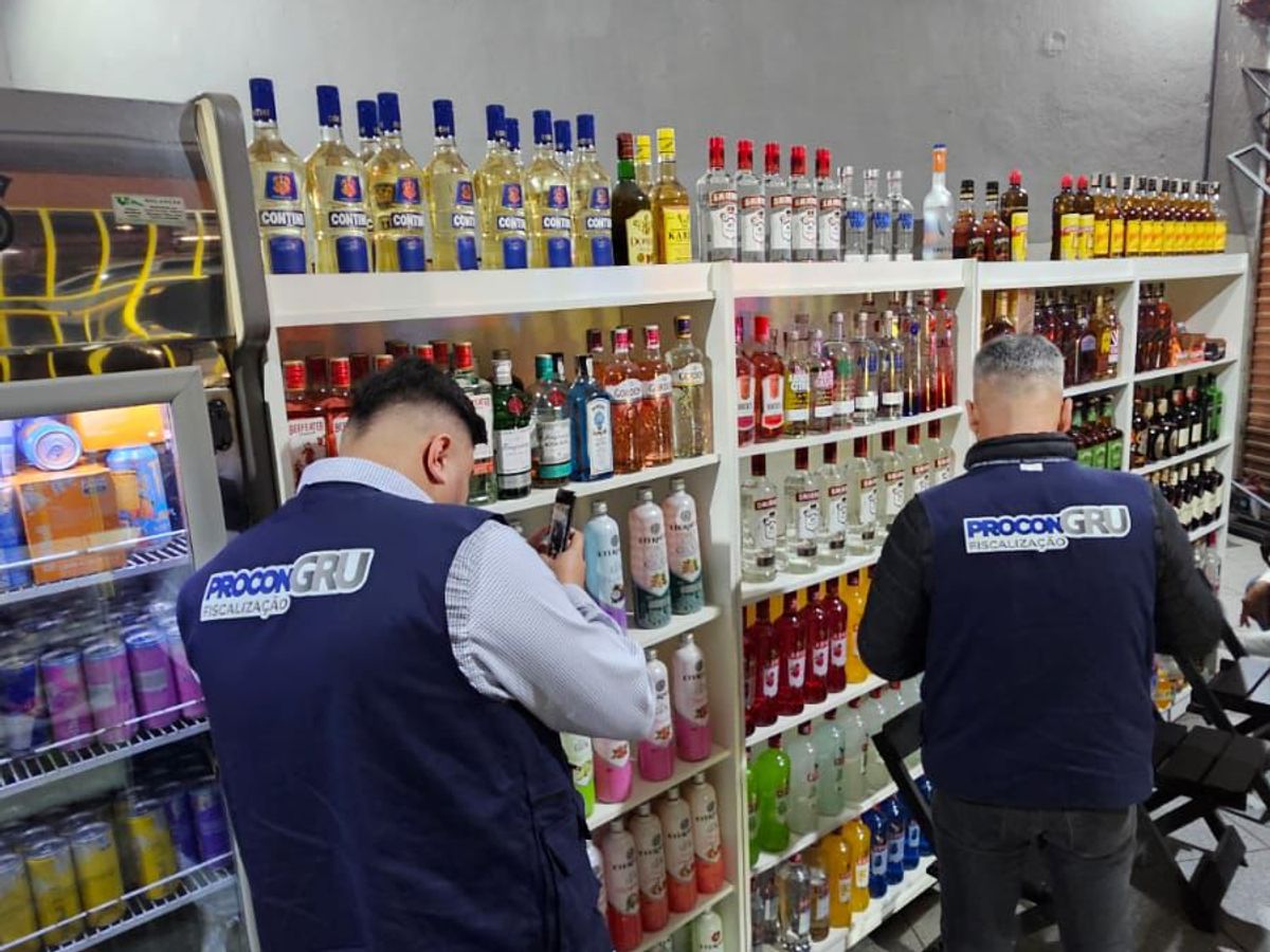 Procon, GCM e Prefeitura realizam operação noturna em adegas e apuram venda irregular de álcool a menores