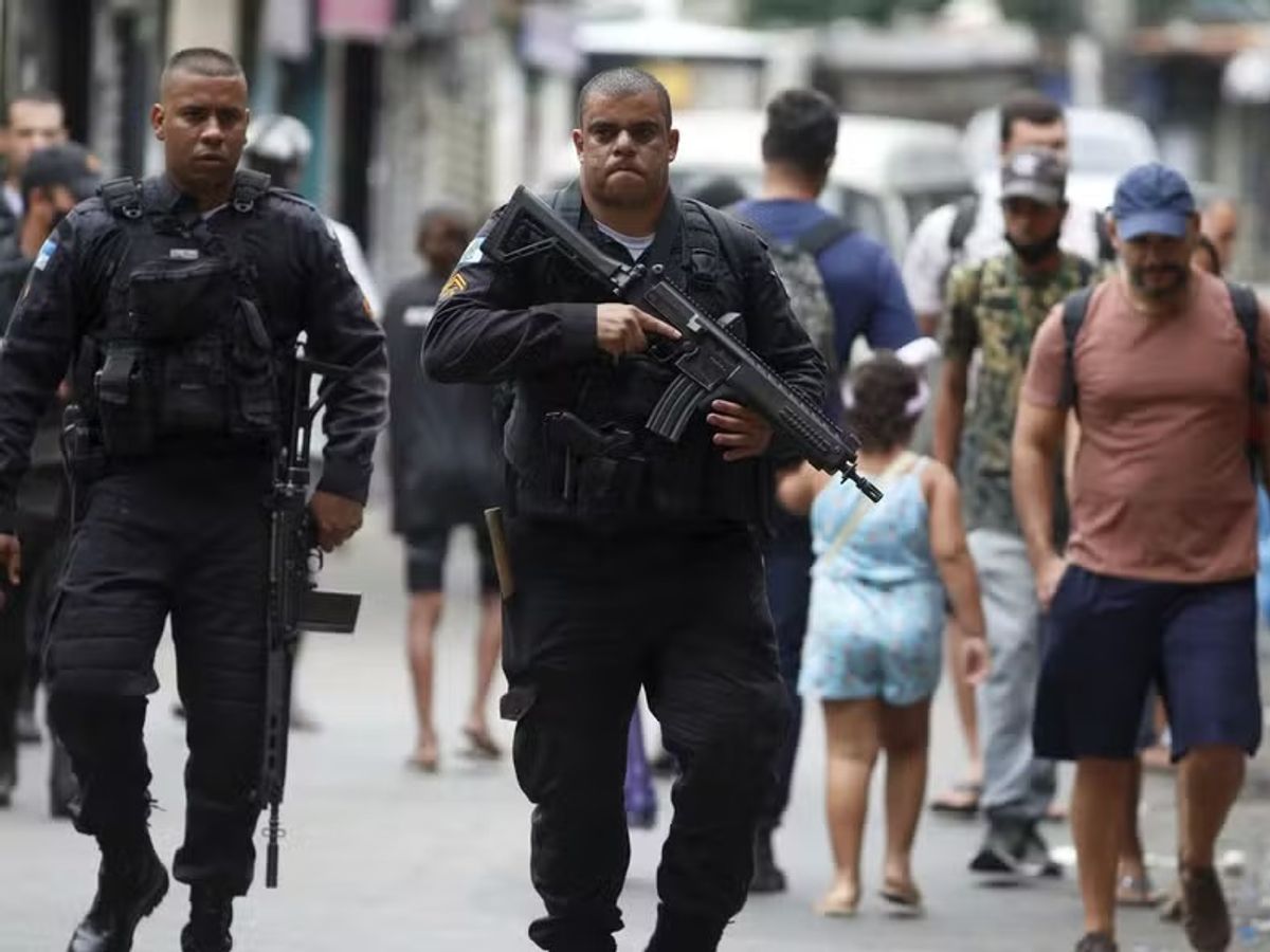 Policiais durante operação no Jacarezinho em 2021
