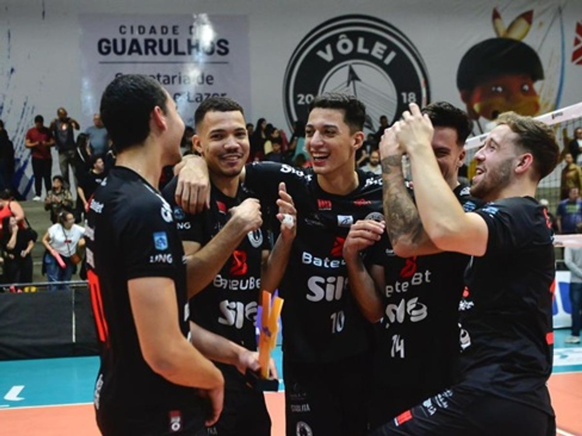 Atletas do Vôlei Guarulhos festejam a vitória apertada sobre o Joinville pela Superliga