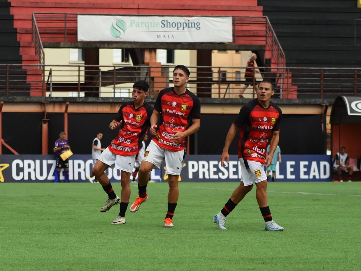 Atletas do Flamengo (SP) festejam a vitória nas penalidades e classificação diante do Ibrachina