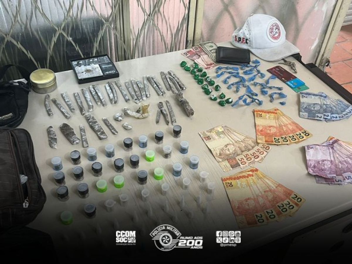 Foram apreendidas 58 porções de maconha, 35 de cocaína, 53 de crack, além de R$ 558 em dinheiro e uma balança de precisão