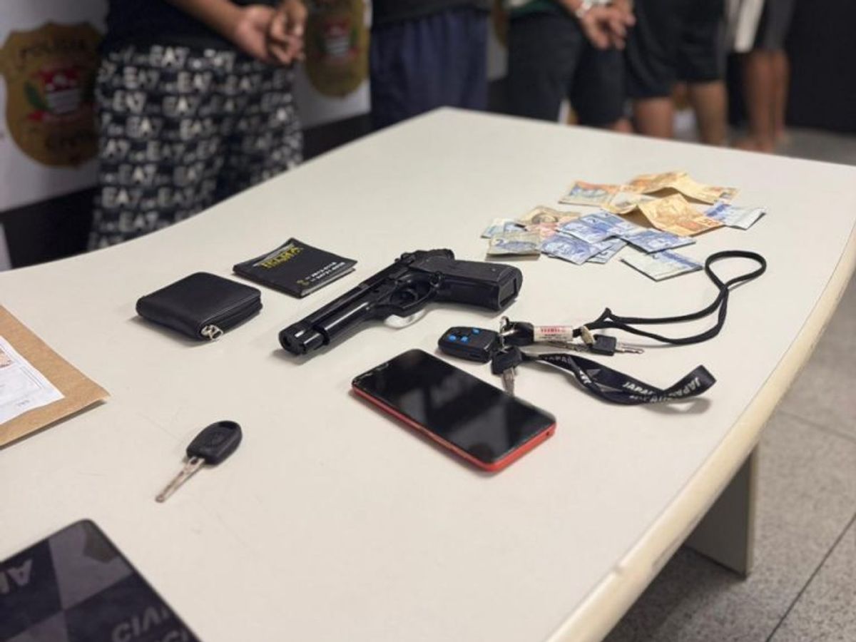 Equipes realizaram buscas e apreenderam sete celulares, um carro, usado como “cavalo”, duas motocicletas e um simulacro de arma de fogo