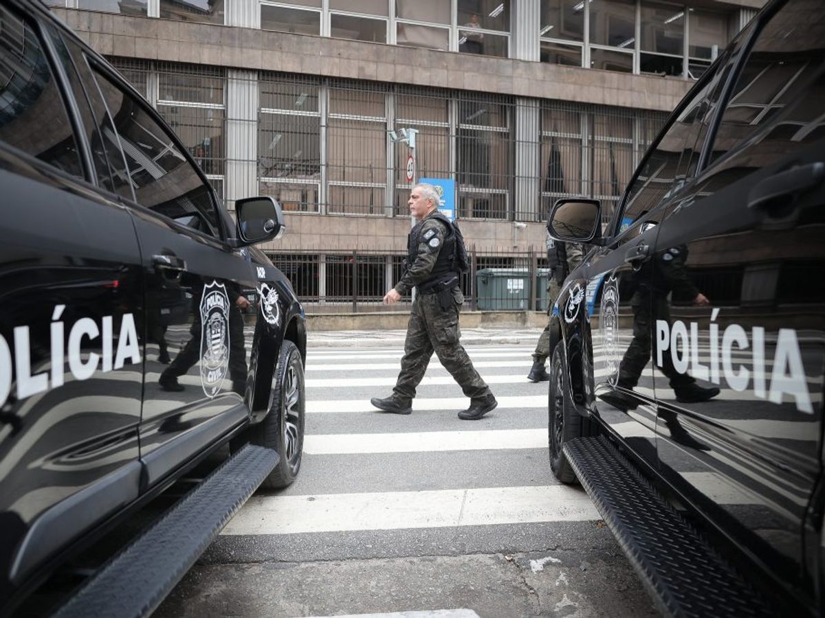 Equipes do 8º Distrito Policial receberam denúncia de que o crime estava em andamento em uma transportadora
