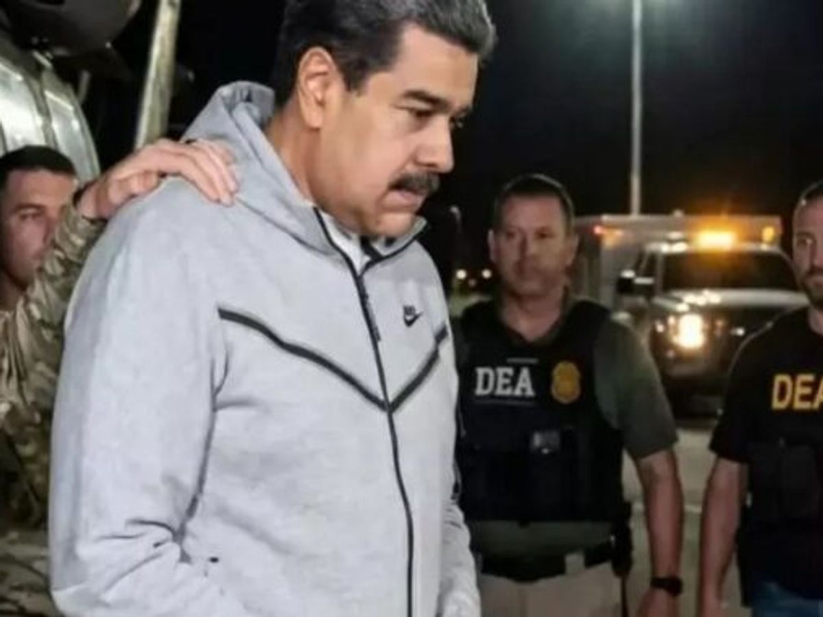 Nicolás Maduro, é escoltado por agentes federais dos Estados Unidos após sua captura em uma operação militar e sua transferência a Nova York, onde enfrentará acusações judiciais, incluindo narcotráfico e terrorismo, conforme acusação do governo americano.