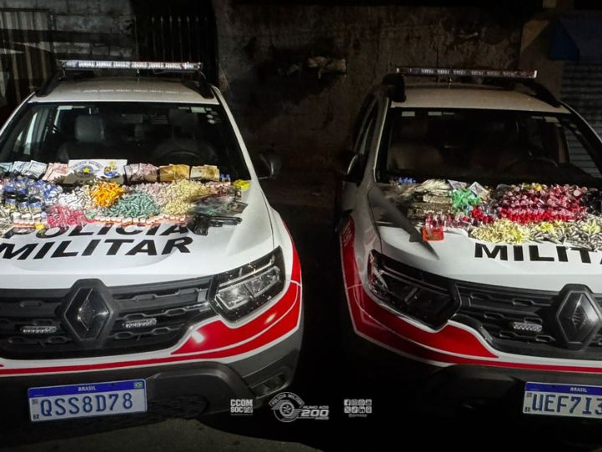 No endereço indicado, os policiais visualizaram, no interior do imóvel, um caderno contendo anotações relacionadas à contabilidade do tráfico de drogas