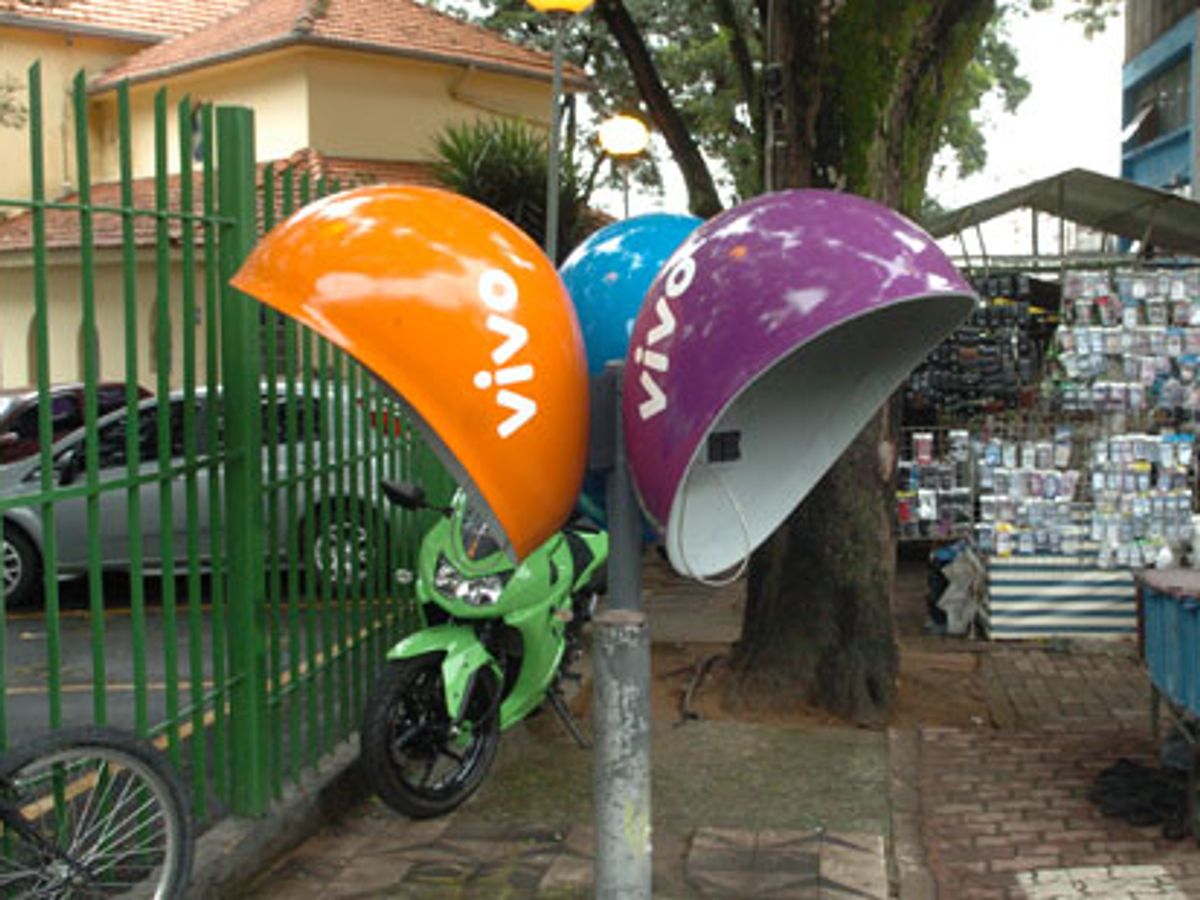 Telefones públicos, popularmente conhecidos como “Orelhões”, ainda, podem ser encontrados na região central