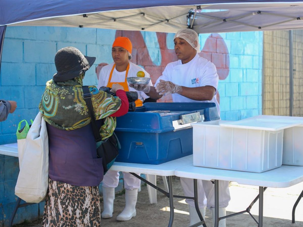 Servindo em média 300 almoços por dia, o programa oferece refeições de qualidade a pessoas em situação de vulnerabilidade