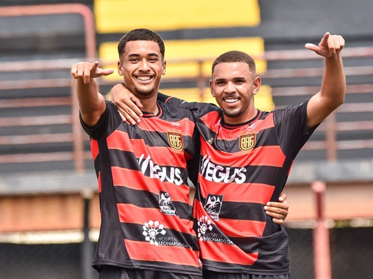 Rhaul Camargo comemora com seu companheiro o gol da vitória flamenguista sobre o Rio Branco (ES)