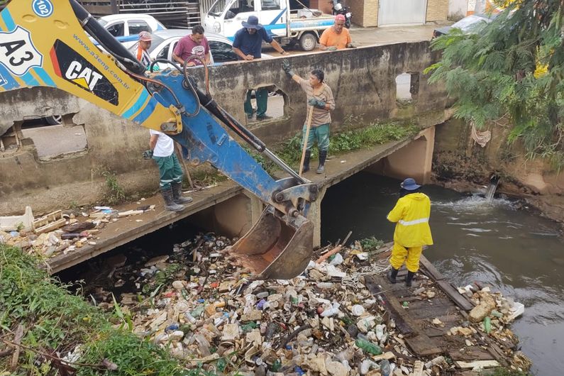 Prefeito promete criar mecanismos para coibir descarte irregular em área de proteção ambiental