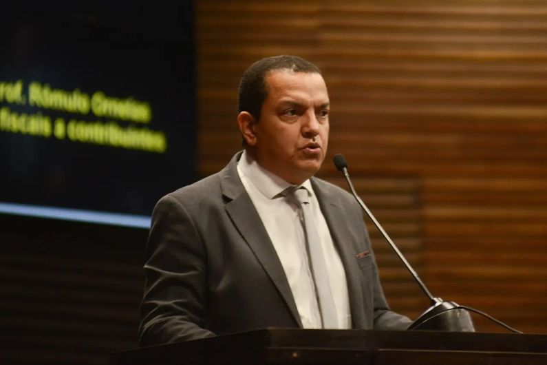 Vereador cobra posição da Câmara Municipal sobre suposto uso irregular de veículo por parlamentar, De acordo com o vereador Edmilson Souza (PSOL), o parlamentar Kléber Ribeiro (PL) utilizou carro, da Câmara Municipal, para se deslocar até Brasília (DF)