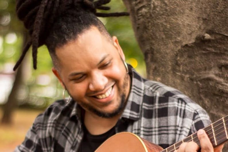 Maroo, voz e violão, Essa semana o Conexão Guarulhos teve a oportunidade de entrevistar, Maroo, um grande artista da música popular brasileira e que é aqui da cidade de Guarulhos.