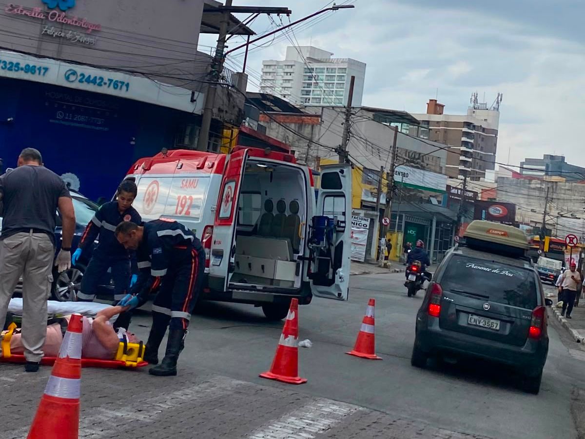 Equipes do Samu atendem vítima de acidente na Avenida Dr. Timóteo Penteado, no Centro de Guarulhos. O trânsito ficou parcialmente interditado durante o socorro.
