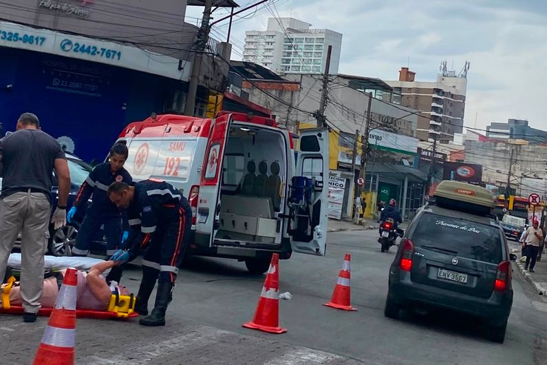 Acidente mobiliza equipes do Samu no Centro de Guarulhos, Colisão entre veículos ocorreu no cruzamento da Avenida Dr. Timóteo Penteado com a Rua Santa Conceição; estado das vítimas não foi informado.